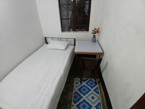 Comfort Tek Kişilik Oda, Bahçe Manzaralı | Masa, ücretsiz kablosuz İnternet 
