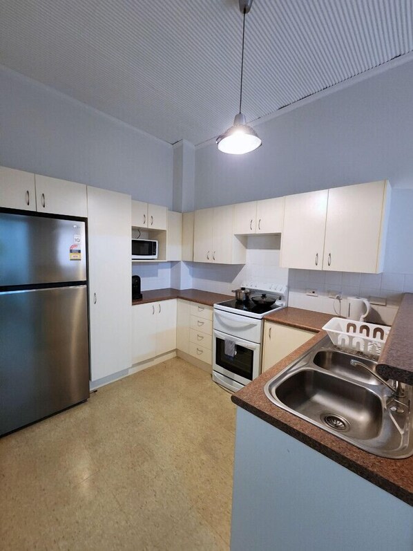 Kylskåp, mikrovågsugn, ugn och spishäll