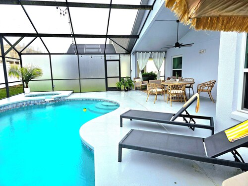 5BR Villa Near Parks Pool & Spa, Game Room Sleeps 10, Pet Friendly