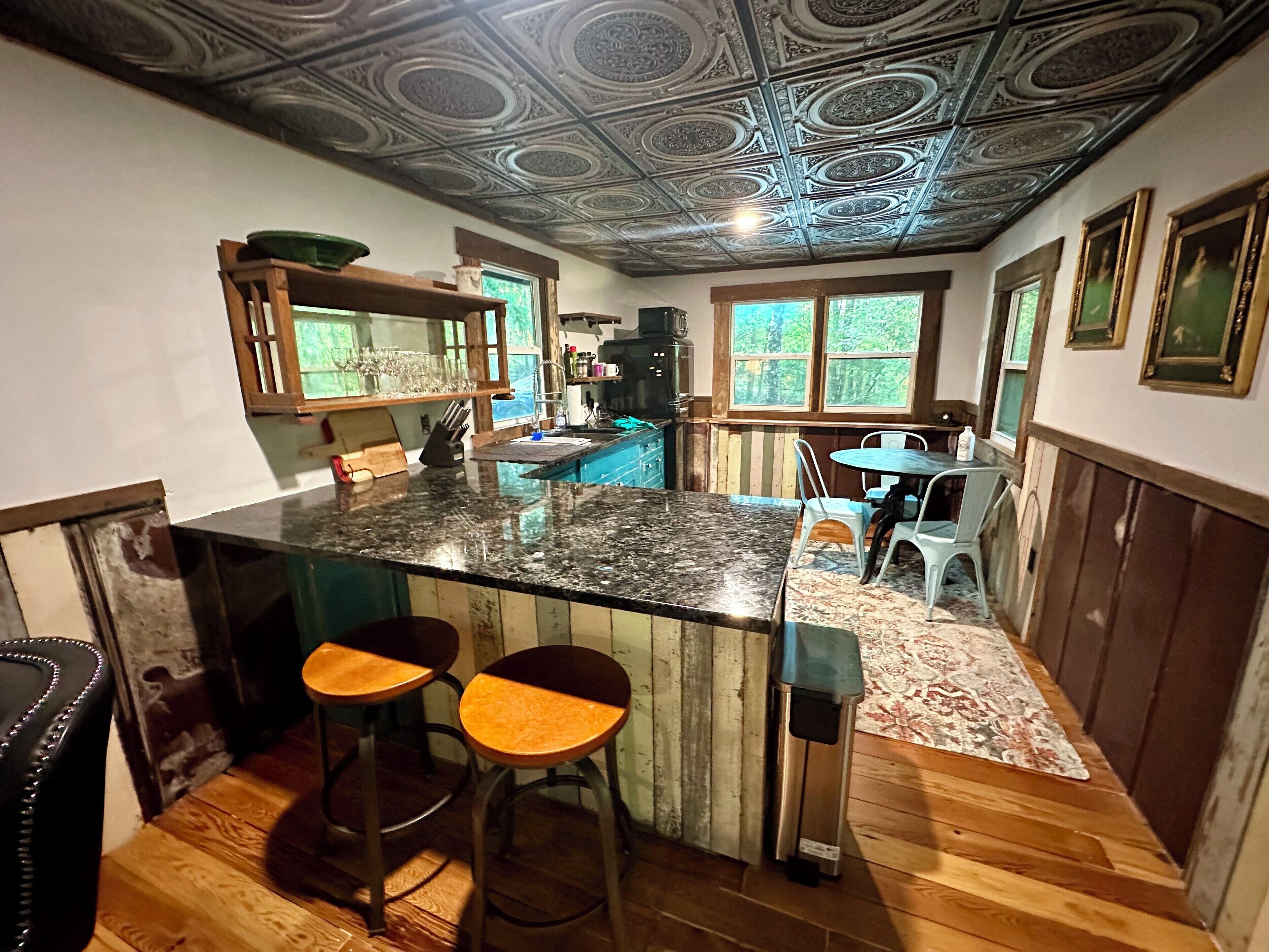 Refrigerador, microondas, parrilla de estufa y cafetera y tetera 