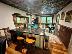 Réfrigérateur, four à micro-ondes, surface de cuisson, cafetiÚre-théiÚre