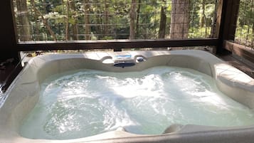 Tina de hidromasaje al aire libre