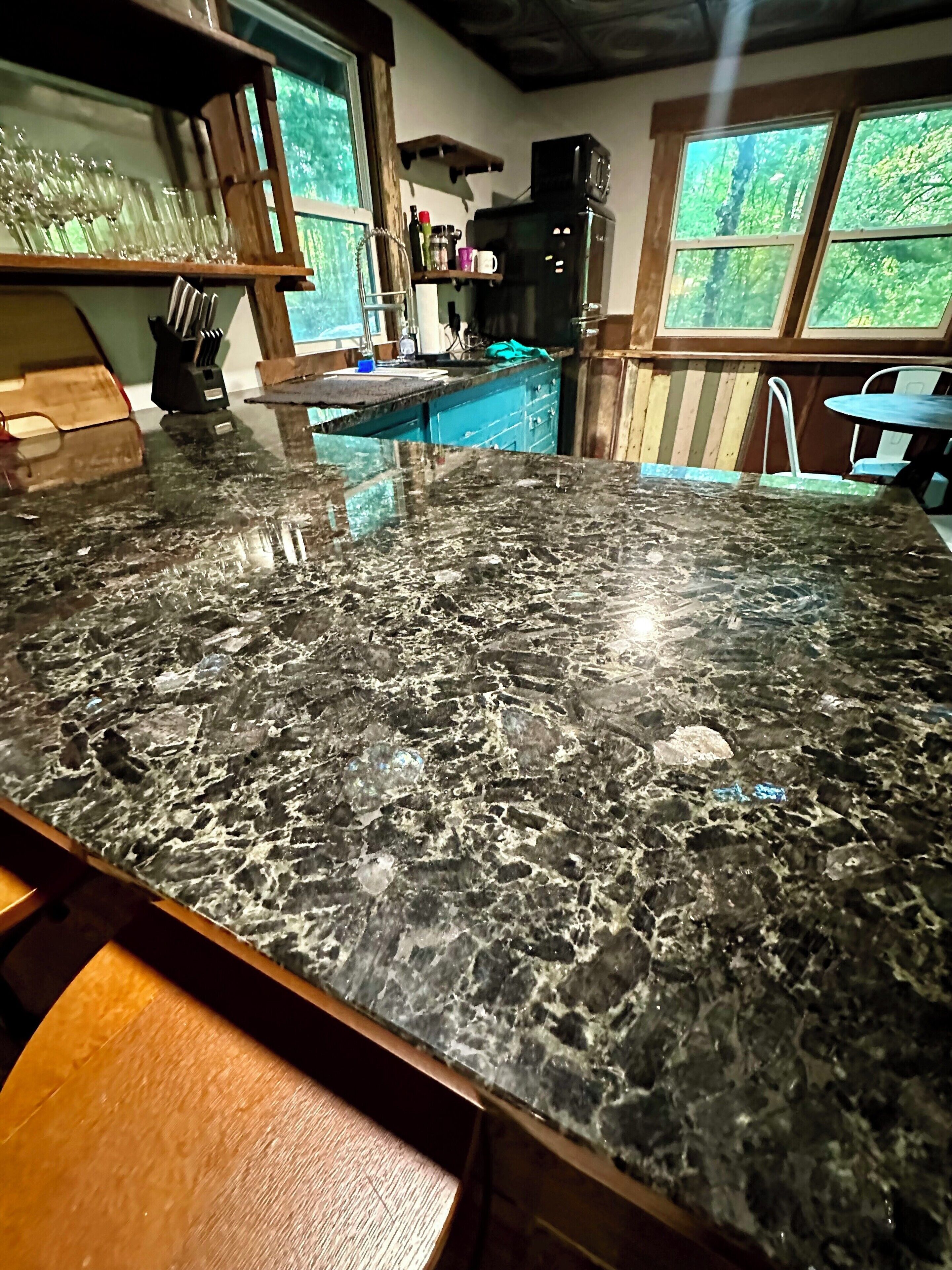 Refrigerador, microondas, parrilla de estufa y cafetera y tetera 