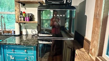 Refrigerador, microondas, parrilla de estufa y cafetera y tetera