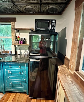 Réfrigérateur, micro-ondes, plaque de cuisson, cafetière/bouilloire