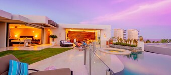 6 BR Huge Villa Steps To Beach Plus A Pool House