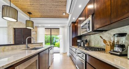 Beachfront Villa - Sunsets and Daily Maid Service