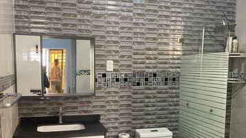 Regadera, toallas, jabón, shampoo