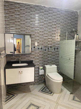 Shower, towels, soap, shampoo. Charming 1-bedroom apartment with WiFi, AC in lovely Boca Chica