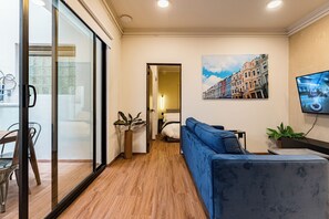 Loft, patio | Área de sala de estar | Smart TV de 45 pulgadas con canales digitales