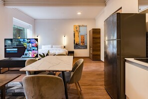 Loft, 1 très grand lit | Fer et planche à repasser, accès au Wi-Fi (inclus)