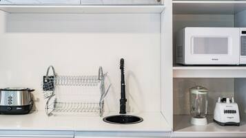 Loft, 1 Double Bed | Private kitchen | Dining tables