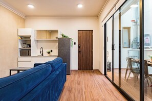 Loft, Terrasse | Wohnbereich | 45-Zoll-Smart-TV mit Digitalempfang