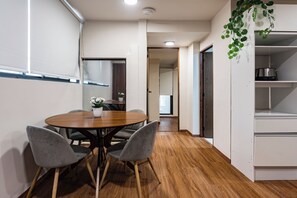 Departamento, 2 habitaciones | Área de sala de estar | Smart TV de 45 pulgadas con canales digitales