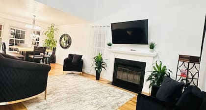 Spacious 5-bedroom house in lovely Alexandria with WiFi, AC