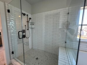SĂšche-cheveux, serviettes fournies, savon, shampoing