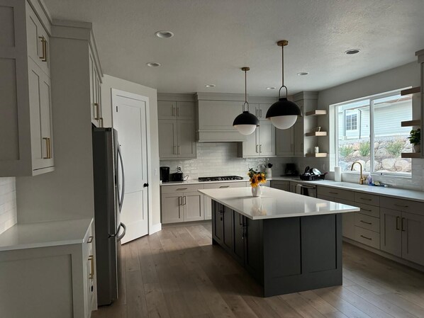 Kylskåp, mikrovågsugn, ugn och spishäll