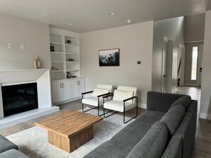 TV connectée, cheminée, livres