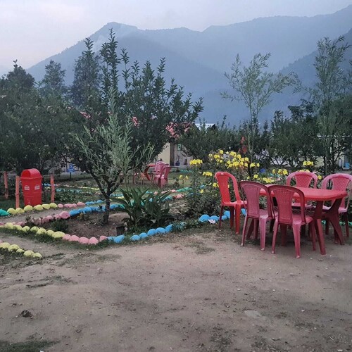 Spacious 7-bedroom campground with fitness room, WiFi in marvelous Naggar