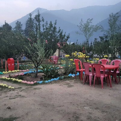 Spacious 7-bedroom campground with fitness room, WiFi in marvelous Naggar