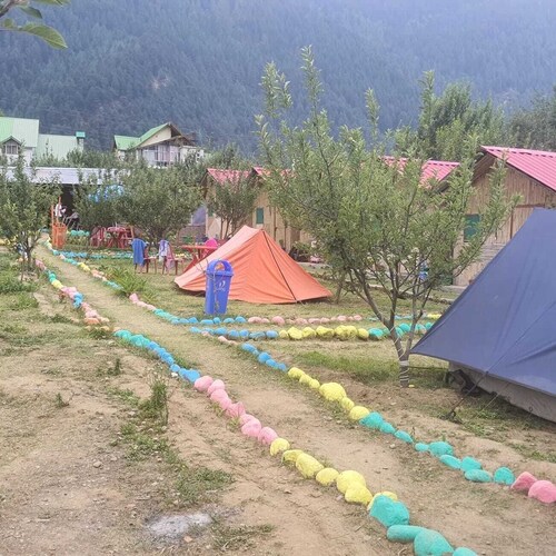 Spacious 7-bedroom campground with fitness room, WiFi in marvelous Naggar