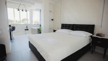 1 dormitorio, caja fuerte, mobiliario individual y cortinas opacas