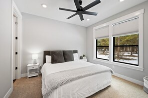 5 bedrooms, desk, travel crib, free WiFi - Custom home, 1.17 acres, 5 beds, 5 bath, sleeps 12+, Hot Tub, 80" TV, Pool Table (Bend)