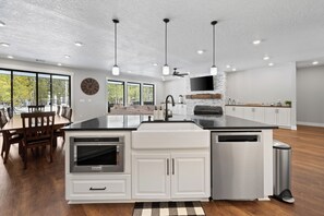 Refrigerador, microondas, horno y parrilla de estufa 