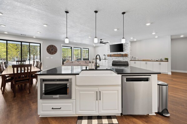 Fridge, microwave, oven, stovetop - Custom home, 1.17 acres, 5 beds, 5 bath, sleeps 12+, Hot Tub, 80" TV, Pool Table (Bend)