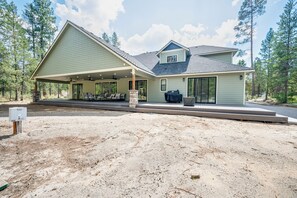 Exterior - Custom home, 1.17 acres, 5 beds, 5 bath, sleeps 12+, Hot Tub, 80" TV, Pool Table (Bend)