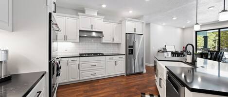 Refrigerador, microondas, horno y parrilla de estufa