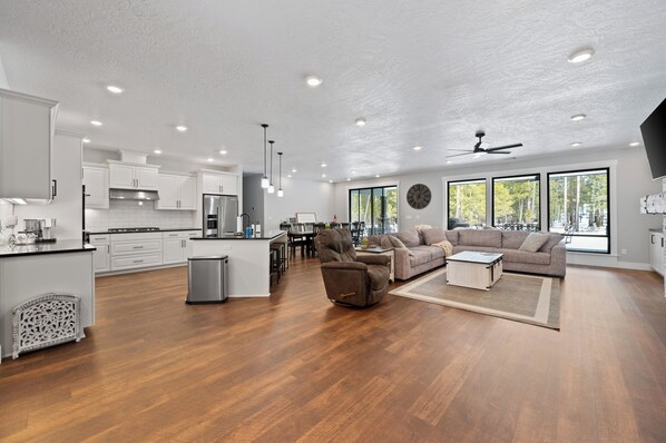 Smart TV, chimenea, videojuegos y tenis de mesa 