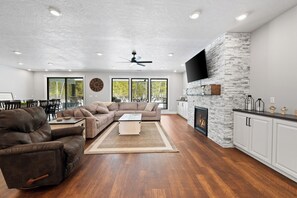 Smart TV, chimenea, videojuegos y tenis de mesa 