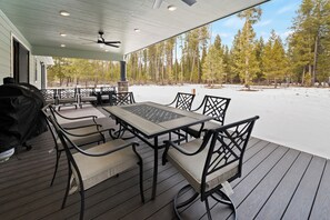 Outdoor dining - Custom home, 1.17 acres, 5 beds, 5 bath, sleeps 12+, Hot Tub, 80" TV, Pool Table (Bend)