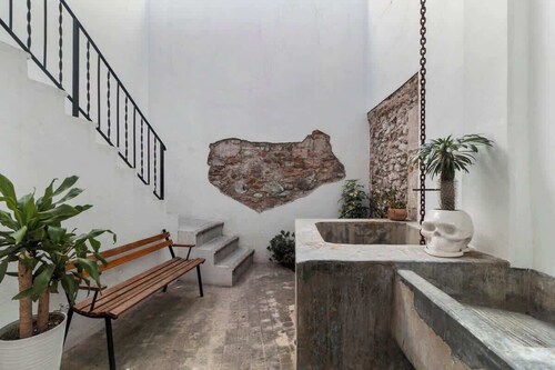 Beautiful artist house, top location rooftop & A/C