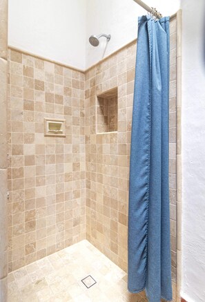 Douche, sèche-cheveux, serviettes fournies, shampoing