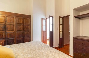 1 chambre, bureau, fer et planche à repasser, lit parapluie