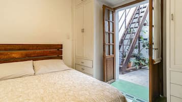 1 chambre, bureau, fer et planche à repasser, lit parapluie