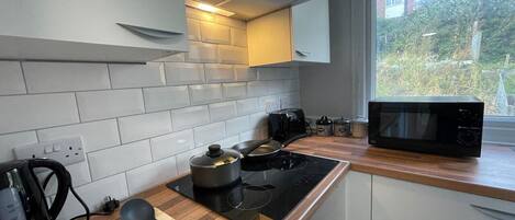 Kühlschrank, Mikrowelle, Toaster, Kochgeschirr/Geschirr/Besteck