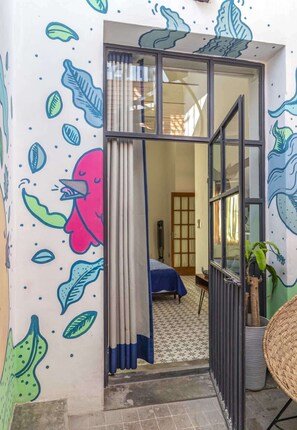 1 habitación, escritorio, tabla de planchar con plancha y cuna de viaje 