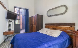 1 soverom, skrivebord, strykejern/-brett og reiseseng for barn