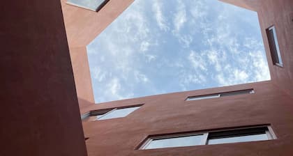 Spacious apartment, centrally located. 4bd 3ba 150mbps