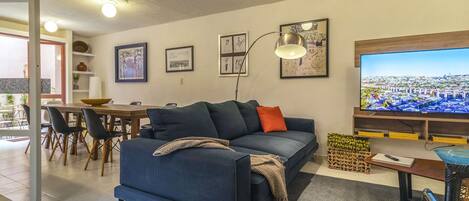 Una televisión, una oficina