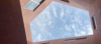 Big spacious apartment w/ terrace. 3br 2ba 150mbs