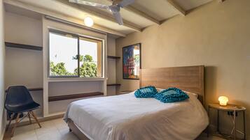 3 chambres, bureau, fer et planche à repasser, lit parapluie