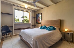 3 chambres, bureau, fer et planche à repasser, lit parapluie