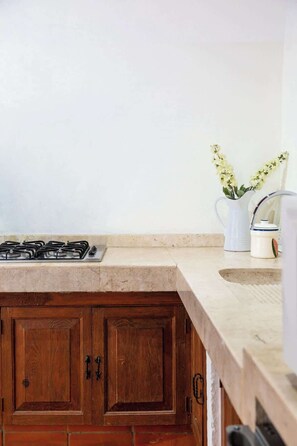 冷蔵庫、電子レンジ、コンロ、コーヒー / ティーメーカー