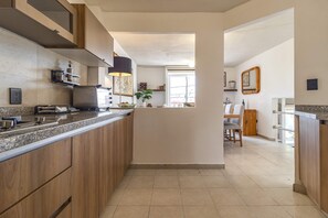 雪櫃、微波爐、焗爐、爐具