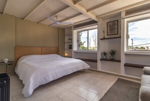 4 chambres, bureau, fer et planche à repasser, lit parapluie