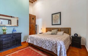 1 slaapkamer, een bureau, een strijkplank/strijkijzer, reisbedje